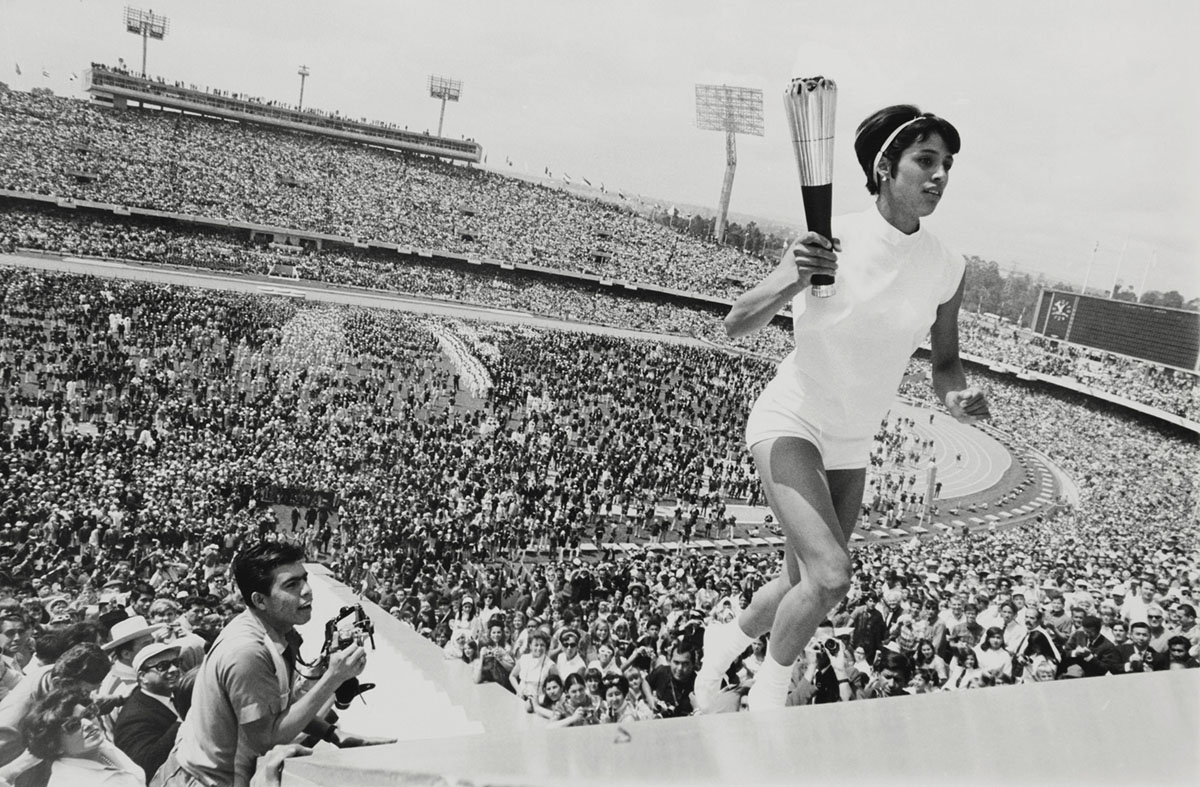 Впервые в истории Олимпийских игр женщина, Норма Энрикета Базилио, несет Олимпийский огонь. 12 октября 1968 г. / Bettmann / Getty