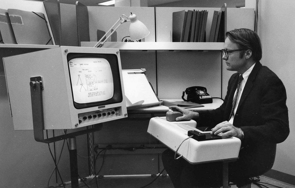 Инженер Билл Инглиш готовится к презентации, на которой 9 декабря 1968 г. покажет прототип современного компьютера / SRI International