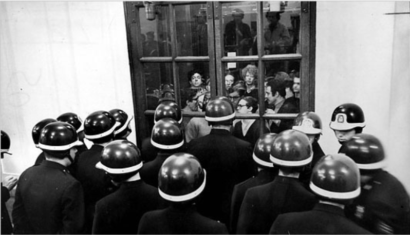 Полиция окружает Гамильтон-холл в Колумбийском университете, в котором забаррикадировались студенты. 22 мая 1968 г.