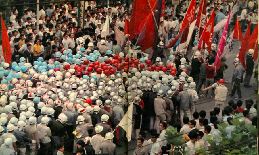 Протестующие студенты на Хакусан-дори, Токио. 9.09.1968